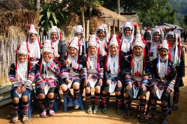 akha hilltribe women in traditional dress